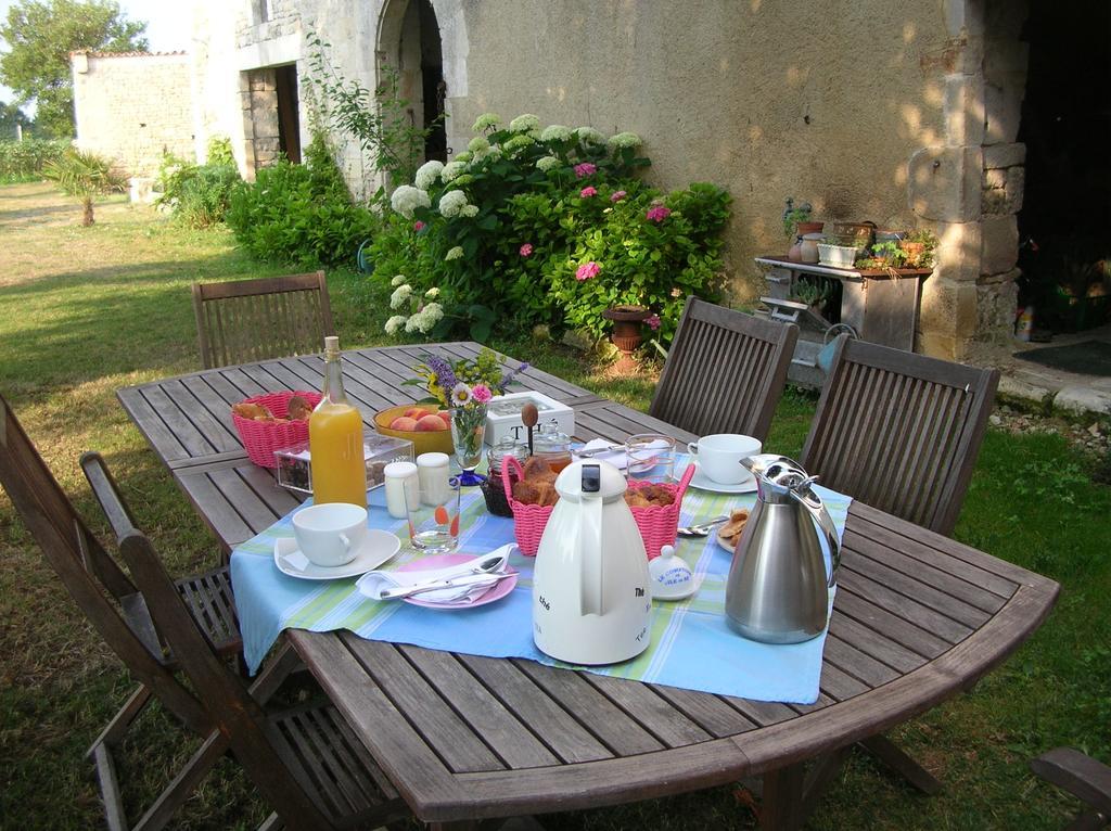 Le Logis De La Poupeliere Bed & Breakfast Vouhé Eksteriør bilde